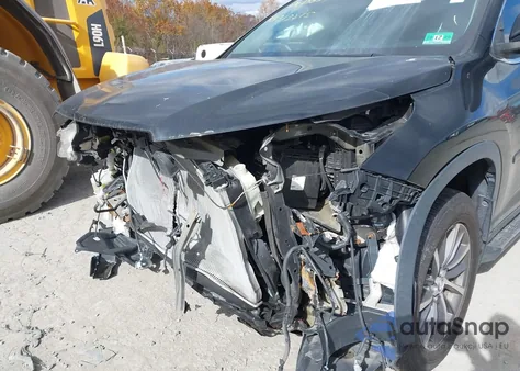 2018 Toyota Highlander Xle z USA, uszkodzony, nr VIN 5TDJZRFH3JS532157